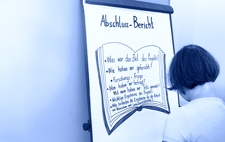 Das Foto ist aus der LeiSA-Studie. Eine Test-Leserin steht vor einem Plakat mit Text über LeiSA.