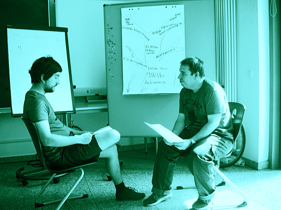 Ein Foto aus der LeiSA-Studie. Ein Wissenschaftler und ein Test-Leser sitzen sich gegenüber.